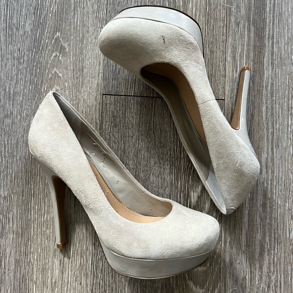 Faux Suede Gray Pumps